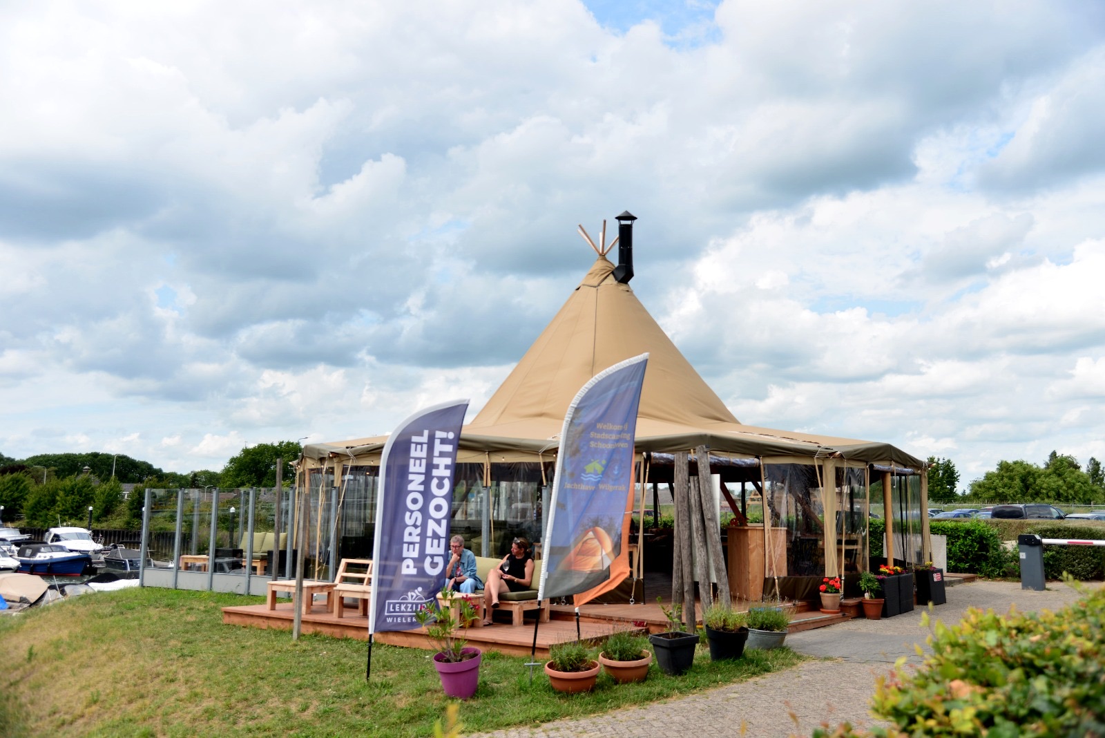 Le tipi de l’Eetcafé Lekzijde au port de plaisance